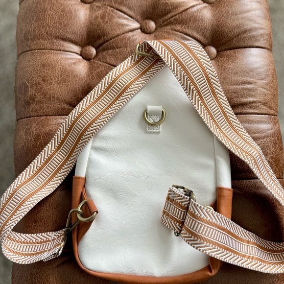 Stylish White and Brown Women’s Sling Bag - new without tags - Picture 3 of 6